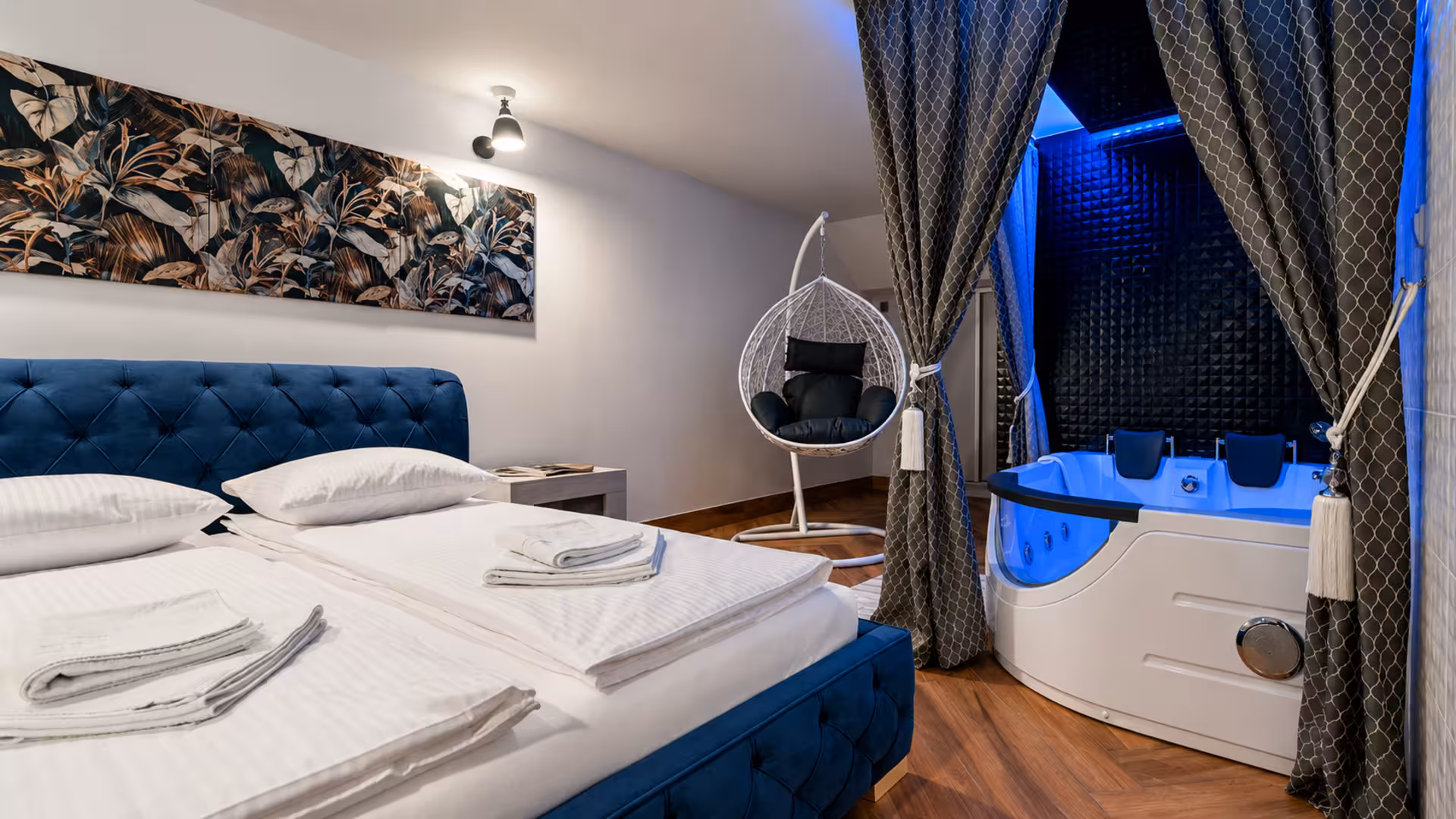 Apartament z białą wanną z hydromasażem i baldachimem
