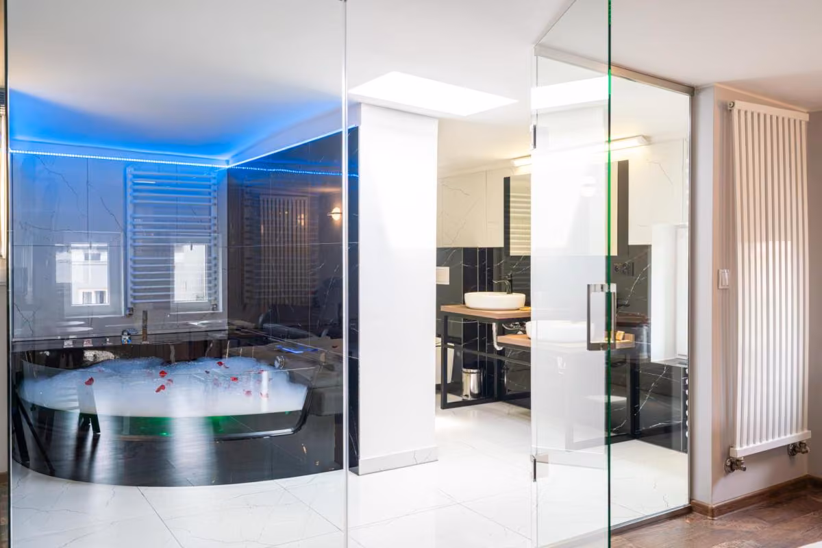 Wanna z hydromasażem w apartamencie Czarna wanna